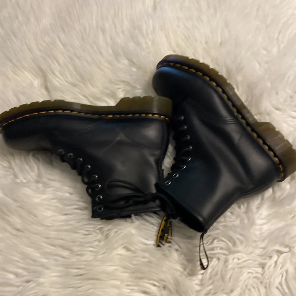 Dr.Martens Air Wair with sole bouncing 🥾 size 8M BNWOT please see all photos - Picture 13 of 17